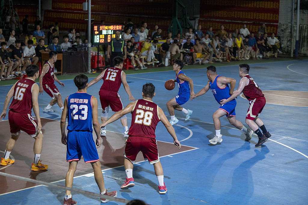广西梧州：“村BA”篮球赛点燃夏夜激情