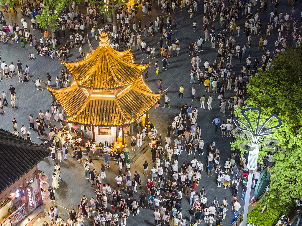 南京夫子庙迎旅游高峰 游人如织