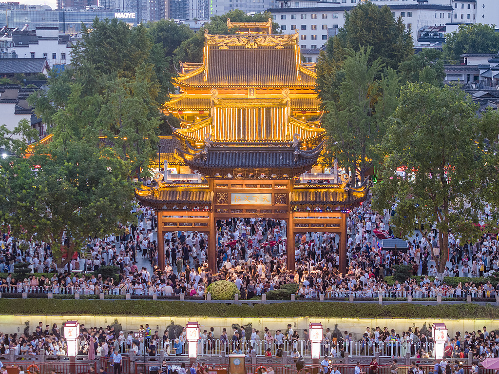 南京夫子庙迎旅游高峰 游人如织