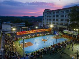 广西梧州：“村BA”篮球赛点燃夏夜激情