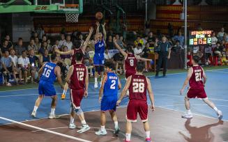 广西梧州：“村BA”篮球赛点燃夏夜激情