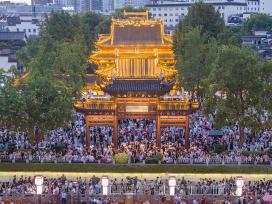 南京夫子庙迎旅游高峰 游人如织