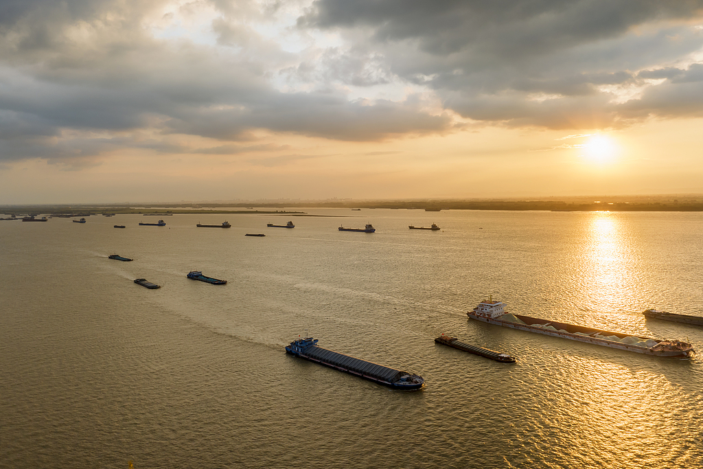 安徽马鞍山：长江航道船舶往来穿梭