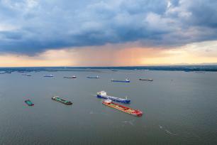 安徽马鞍山：长江航道船舶往来穿梭