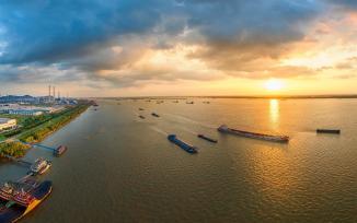 安徽马鞍山：长江航道船舶往来穿梭