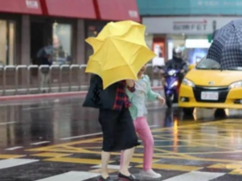 台湾中南部县市遭暴雨 多地宣布停班停课