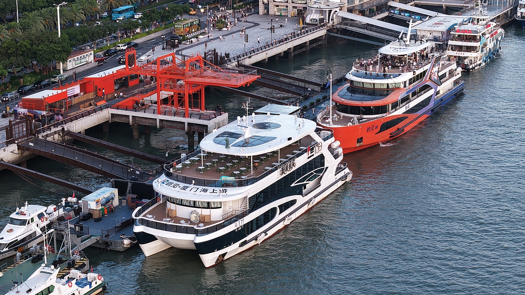全国首艘纯电海上客船停泊厦门码头