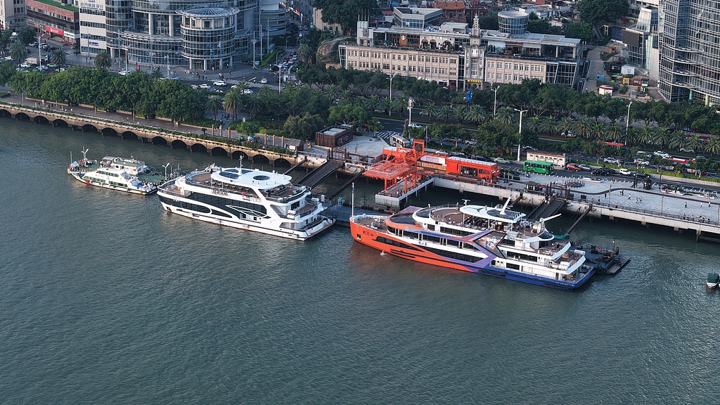 全国首艘纯电海上客船停泊厦门码头
