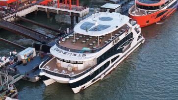 全国首艘纯电海上客船停泊厦门码头