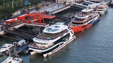 全国首艘纯电海上客船停泊厦门码头