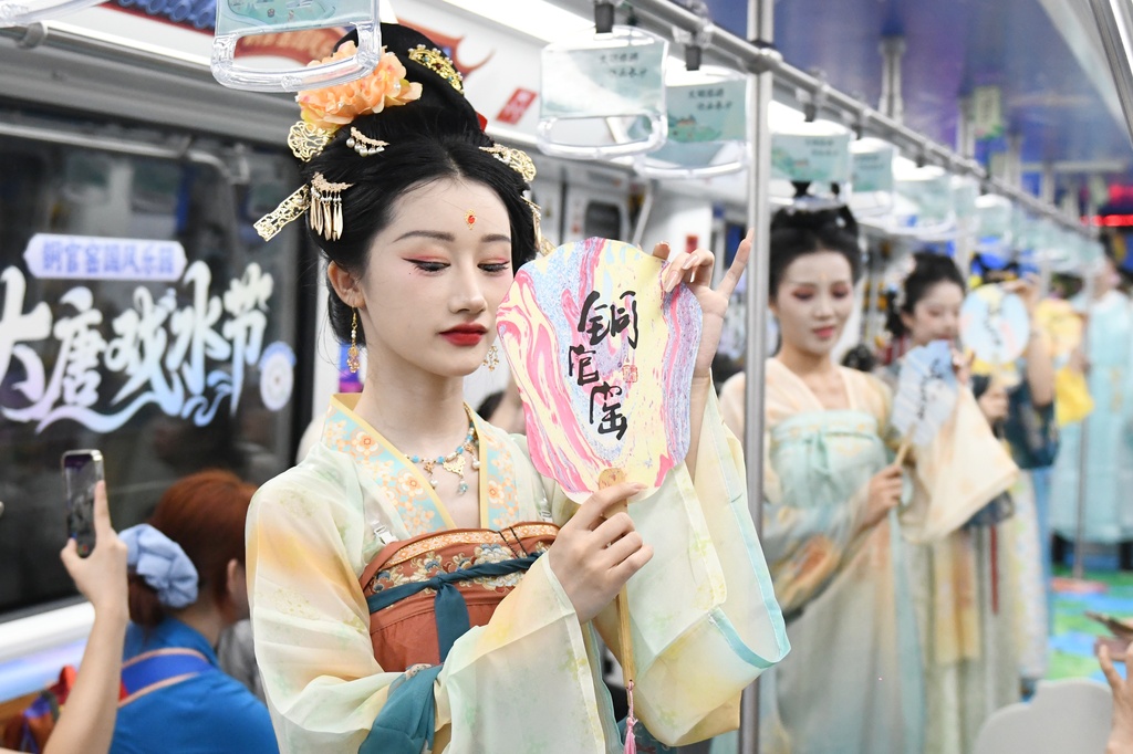 湖南长沙：地铁上演沉浸式“唐风快闪”
