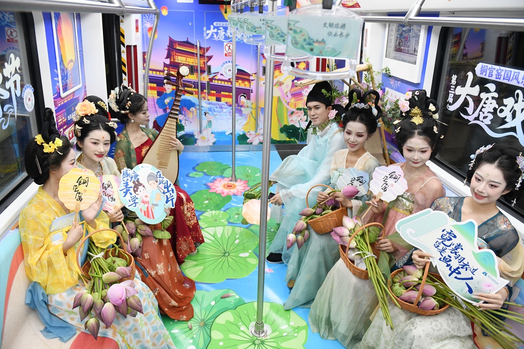 湖南长沙：地铁上演沉浸式“唐风快闪”