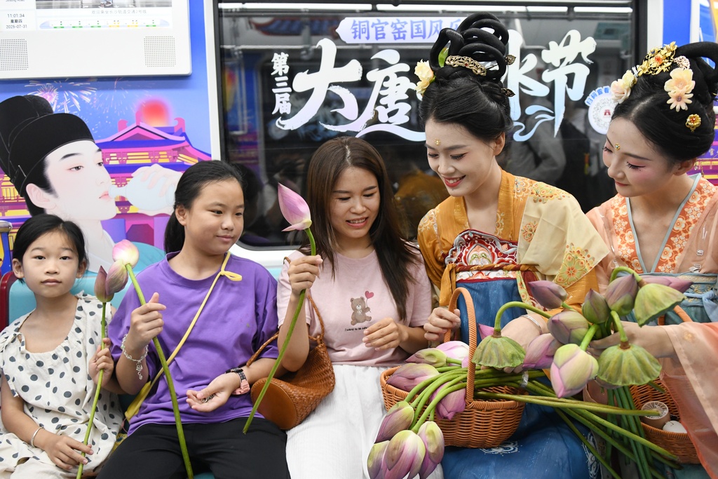 湖南长沙：地铁上演沉浸式“唐风快闪”