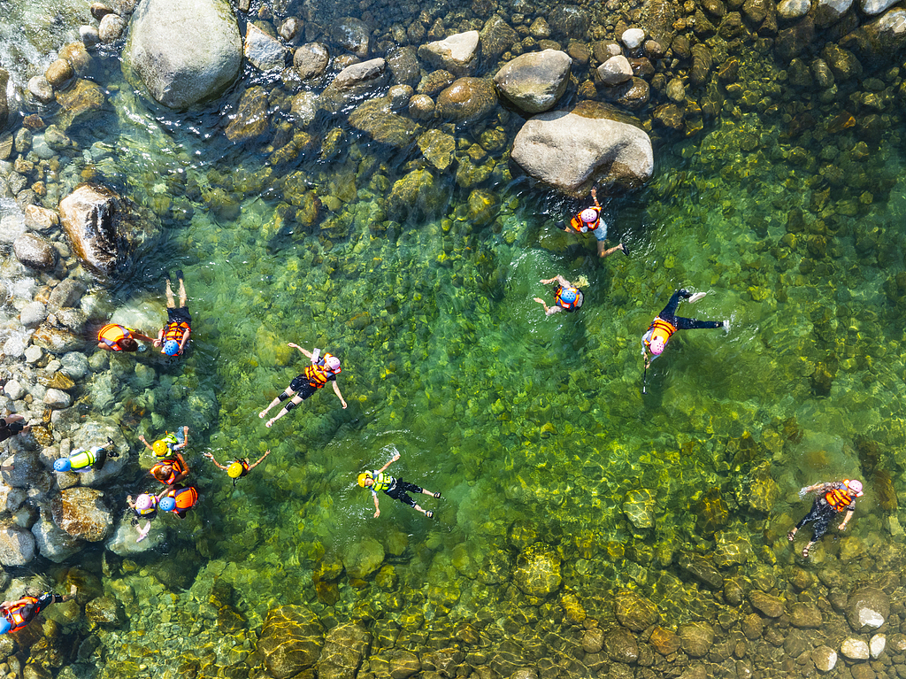 广西兴安：游客夏日体验猫儿山浆板漂流