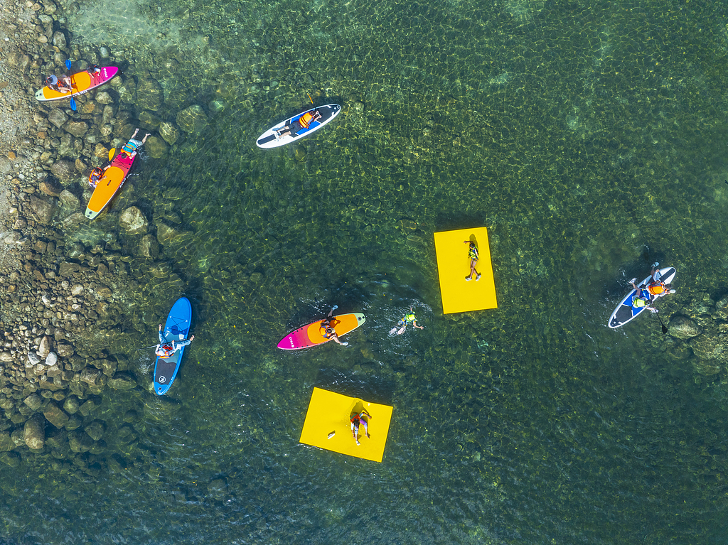 广西兴安：游客夏日体验猫儿山浆板漂流