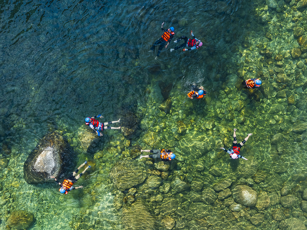 广西兴安：游客夏日体验猫儿山浆板漂流