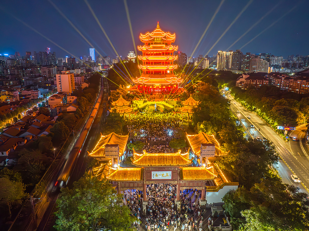 武汉：游人夜上黄鹤楼 感受荆楚文化魅力