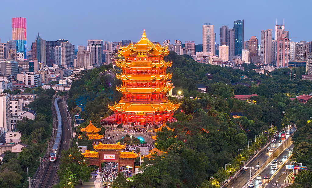 武汉：游人夜上黄鹤楼 感受荆楚文化魅力