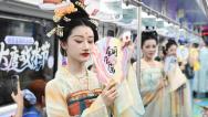 湖南长沙：地铁上演沉浸式“唐风快闪”