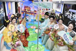 湖南长沙：地铁上演沉浸式“唐风快闪”