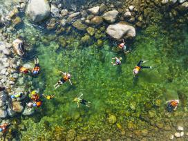 广西兴安：游客夏日体验猫儿山浆板漂流