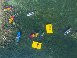 广西兴安：游客夏日体验猫儿山浆板漂流