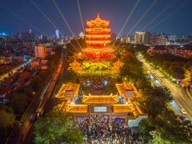 武汉：游人夜上黄鹤楼 感受荆楚文化魅力