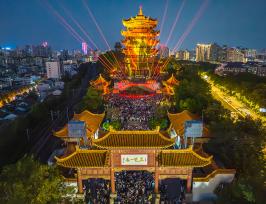 武汉：游人夜上黄鹤楼 感受荆楚文化魅力