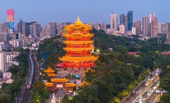 武汉：游人夜上黄鹤楼 感受荆楚文化魅力