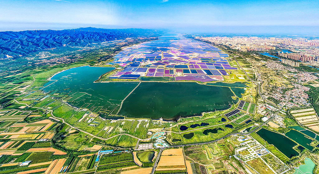 山西运城：斑斓盐湖如大地调色盘