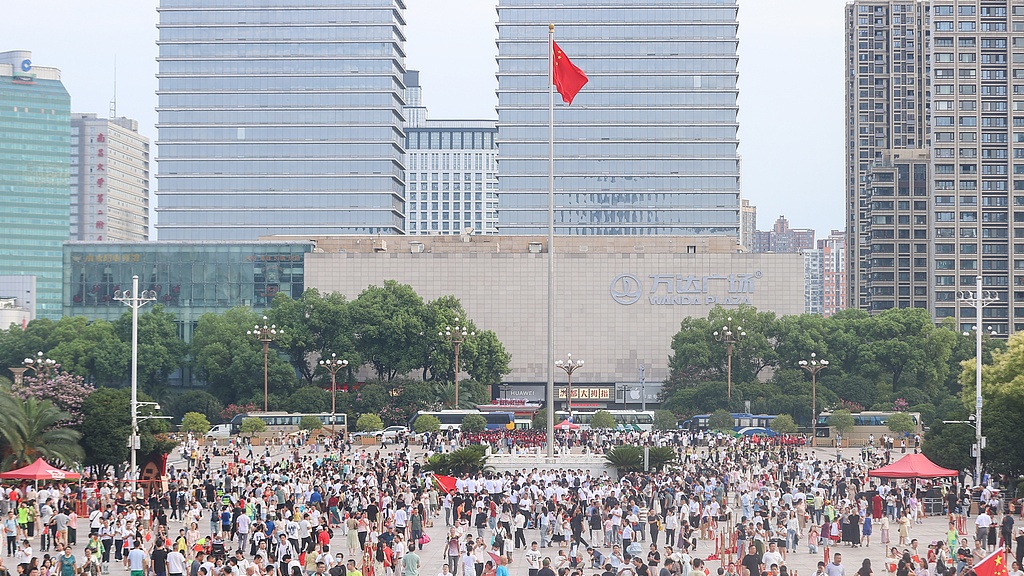 欢庆建军节 南昌八一广场迎来参观热