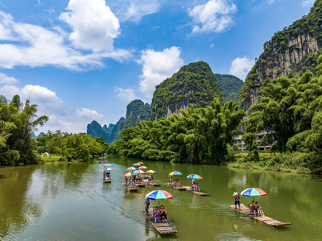 广西阳朔：游客乘坐竹筏漂流赏景