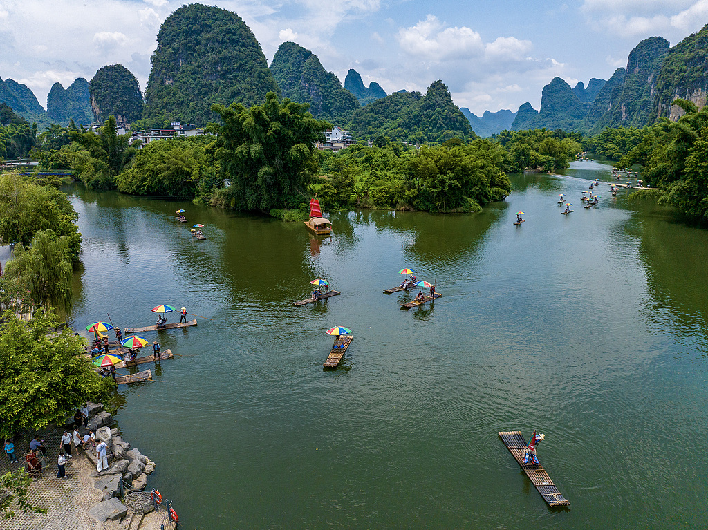 广西阳朔：游客乘坐竹筏漂流赏景