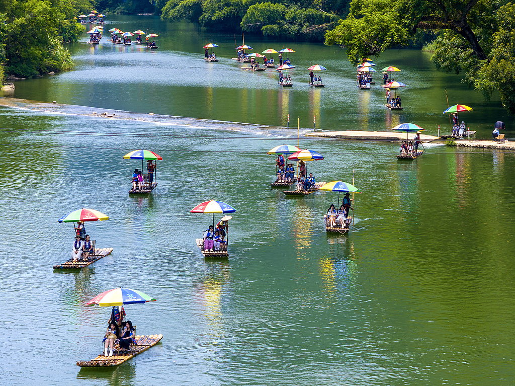 广西阳朔：游客乘坐竹筏漂流赏景