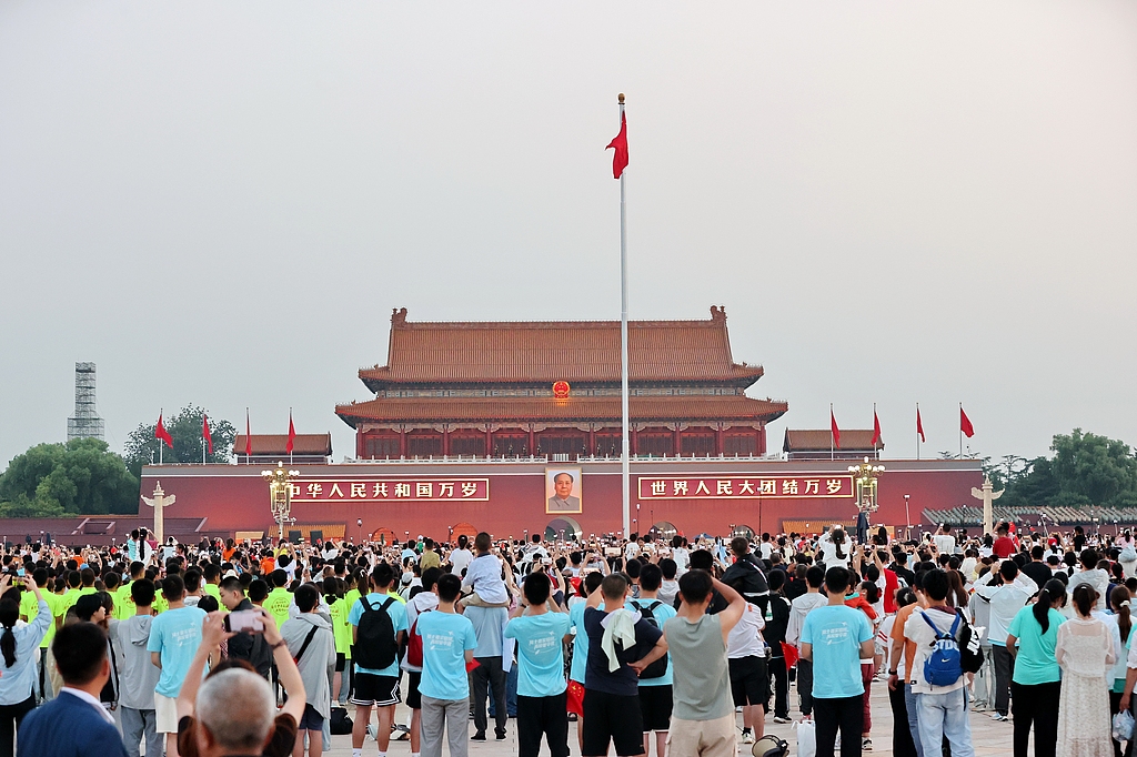 喜迎“八一”建军节 数万名群众齐聚天安门广场观看升旗仪式