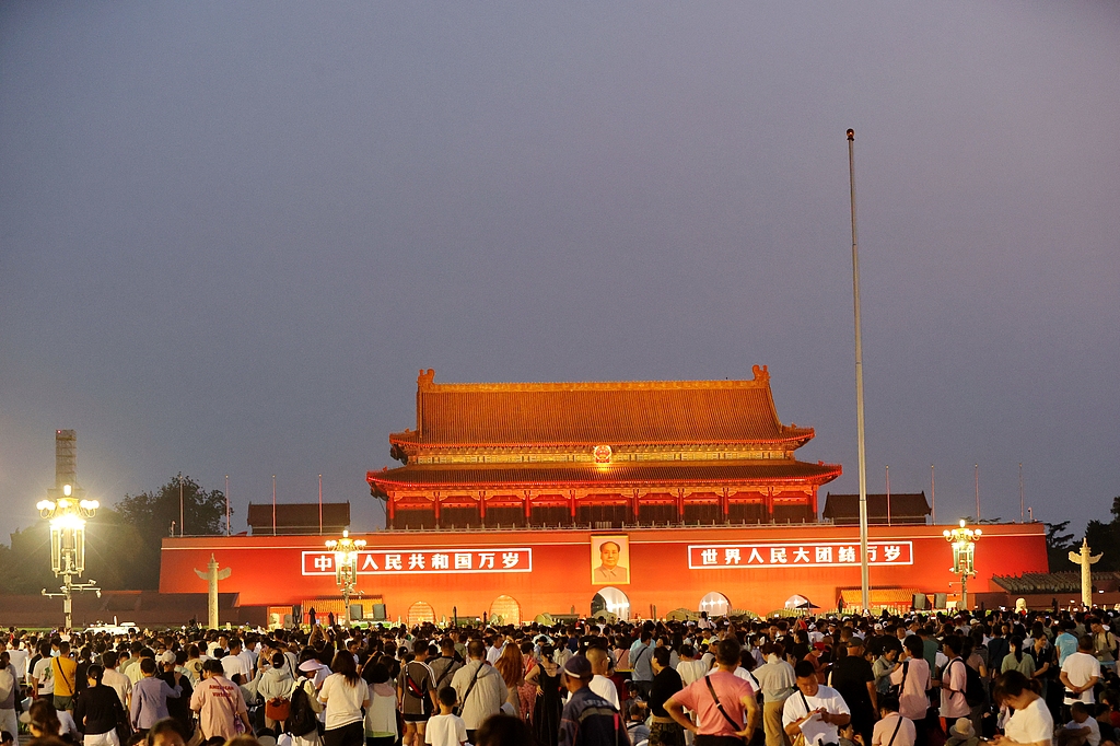 喜迎“八一”建军节 数万名群众齐聚天安门广场观看升旗仪式