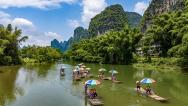 广西阳朔：游客乘坐竹筏漂流赏景