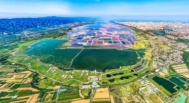 山西运城：斑斓盐湖如大地调色盘