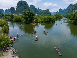 广西阳朔：游客乘坐竹筏漂流赏景