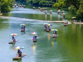 广西阳朔：游客乘坐竹筏漂流赏景