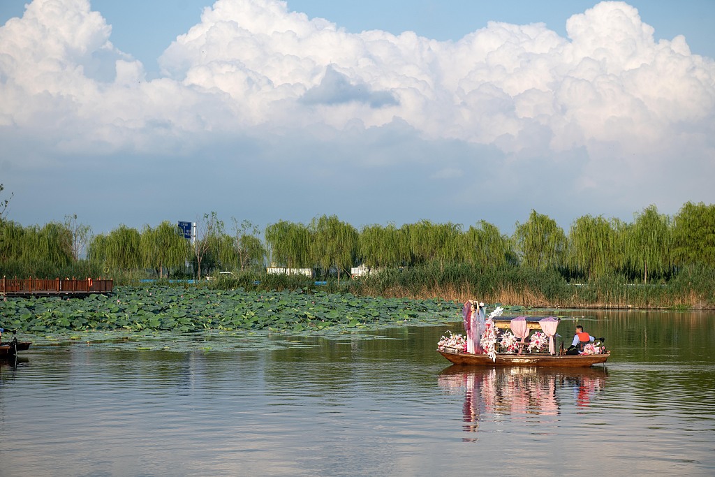 安徽淮北：湿地公园上演花船巡游