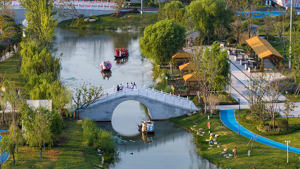 安徽淮北：湿地公园上演花船巡游