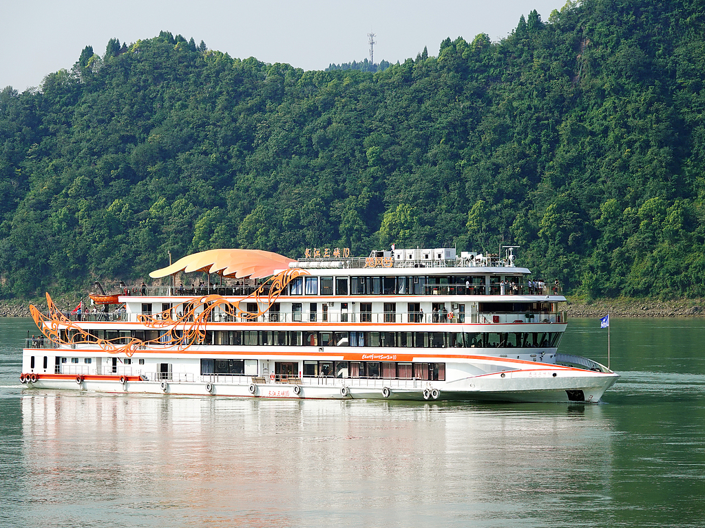 湖北宜昌：游客乘坐游轮游览长江三峡