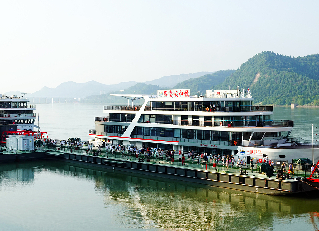 湖北宜昌：游客乘坐游轮游览长江三峡