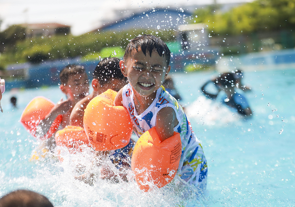 贵州黔西：市民夏日戏水享清凉