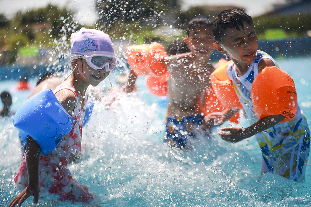 贵州黔西：市民夏日戏水享清凉