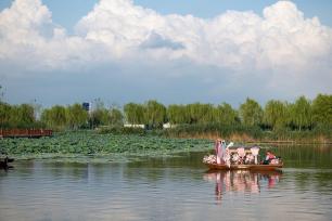 安徽淮北：湿地公园上演花船巡游