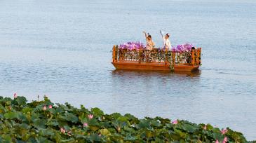 安徽淮北：湿地公园上演花船巡游