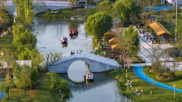 安徽淮北：湿地公园上演花船巡游