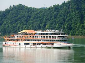 湖北宜昌：游客乘坐游轮游览长江三峡